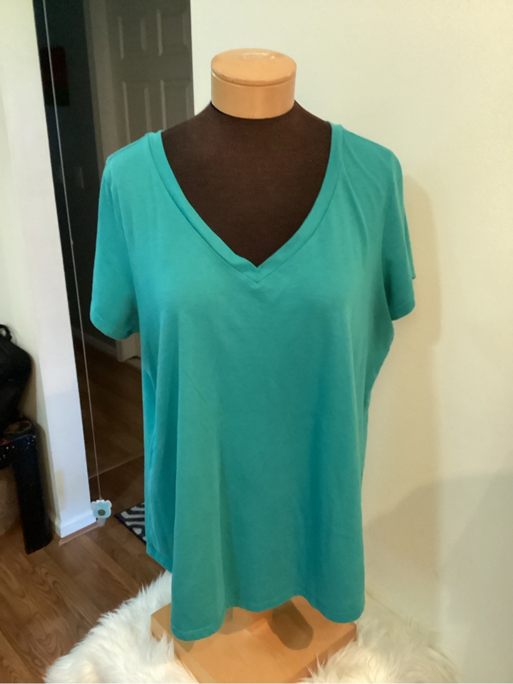 Torrid Classic Fit turquoise V-Neck Tee Size 1 Plus Soft Stretch Casual Top - Picture 2 of 11
